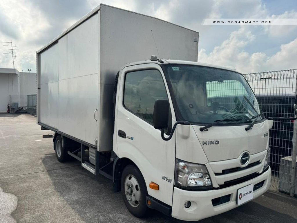 Hino XZU710R - Photo 1
