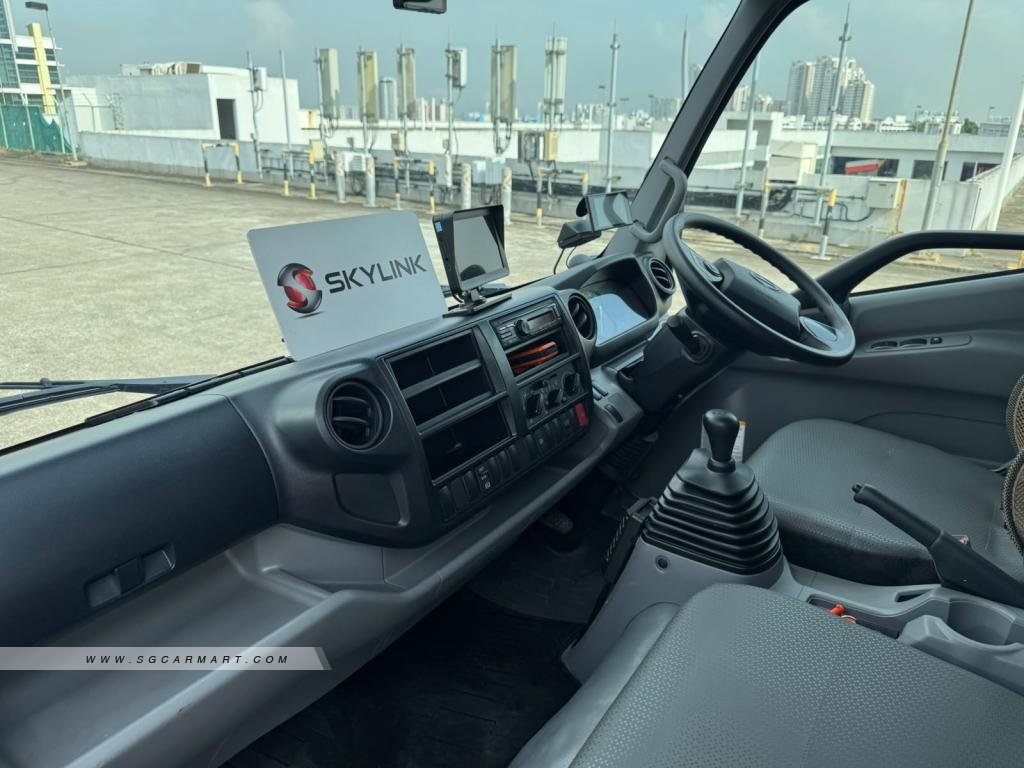 Hino XZU710R - Photo 6