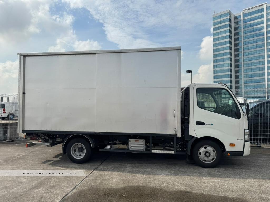 Hino XZU710R - Photo 2