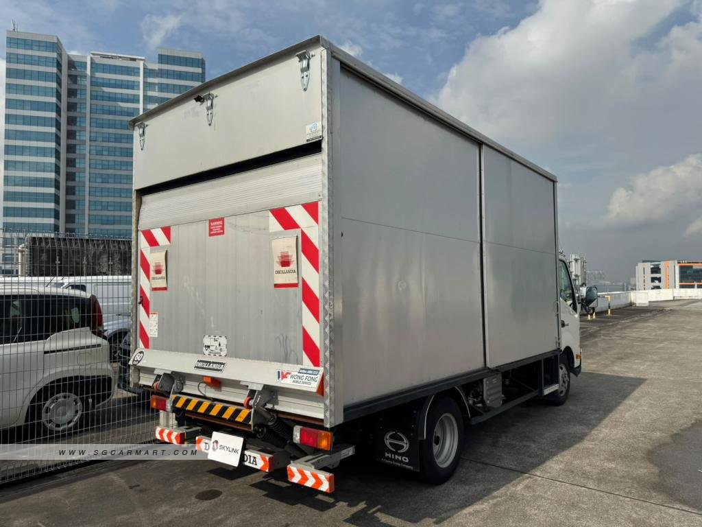 Hino XZU710R - Photo 3