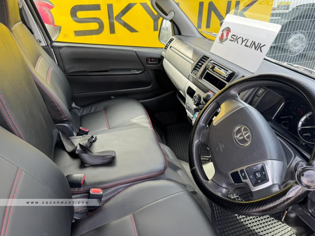 Toyota Hiace 2.8A DX - Photo 6
