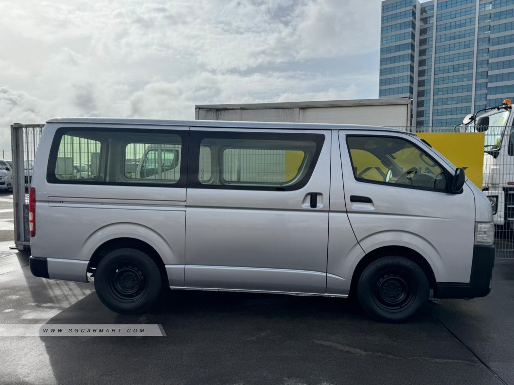Toyota Hiace 2.8A DX - Photo 2