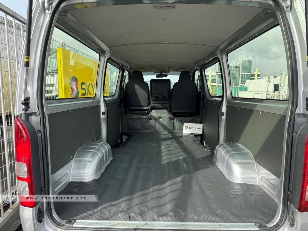 Toyota Hiace 2.8A DX - Photo 5