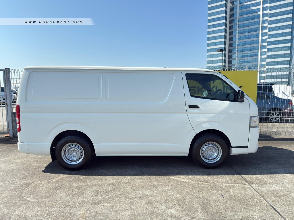 Toyota Hiace 3.0A - Photo 2