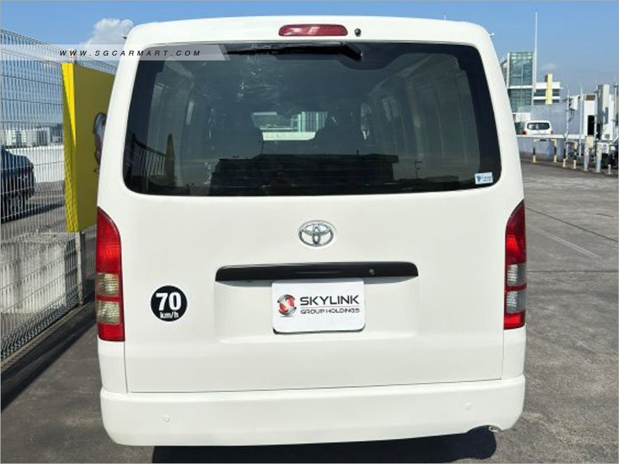 Toyota Hiace 3.0A - Photo 4