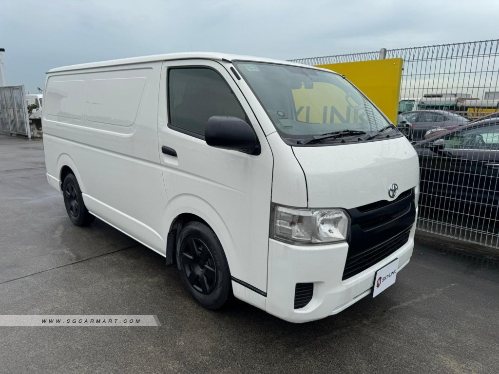 Toyota Hiace 3.0A - Photo 1