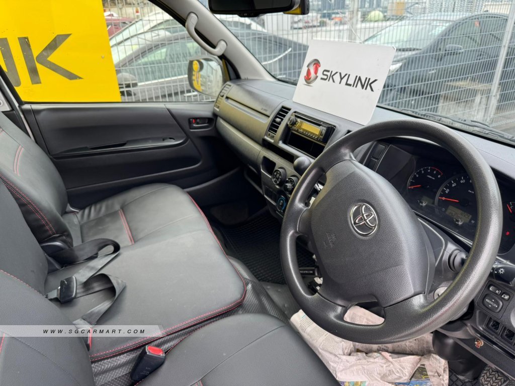 Toyota Hiace 3.0A - Photo 6