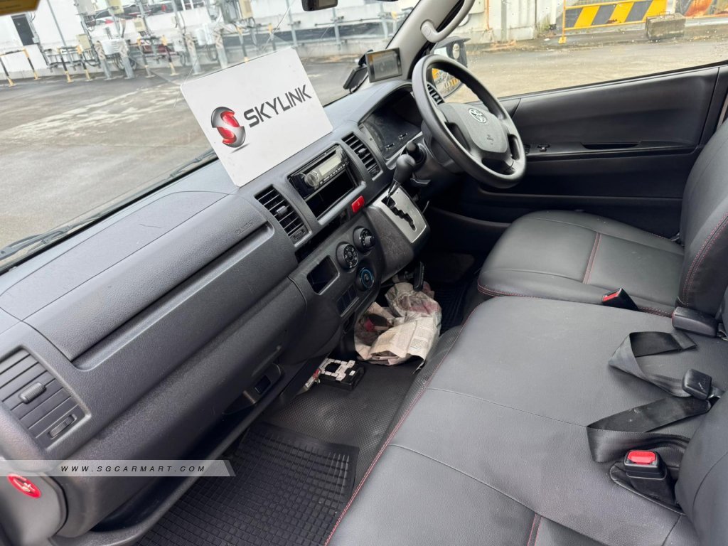 Toyota Hiace 3.0A - Photo 7