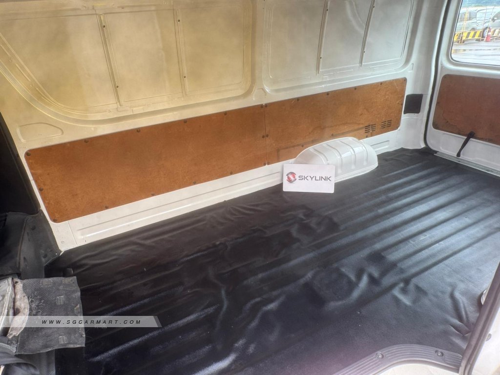 Toyota Hiace 3.0A - Photo 8