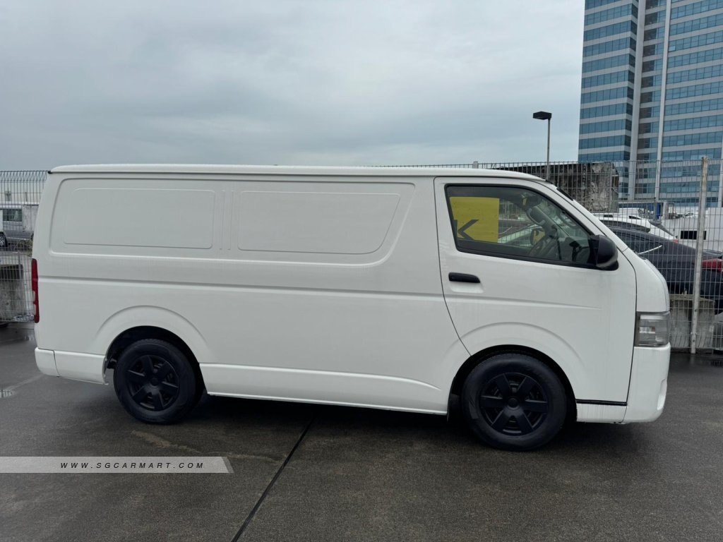 Toyota Hiace 3.0A - Photo 2